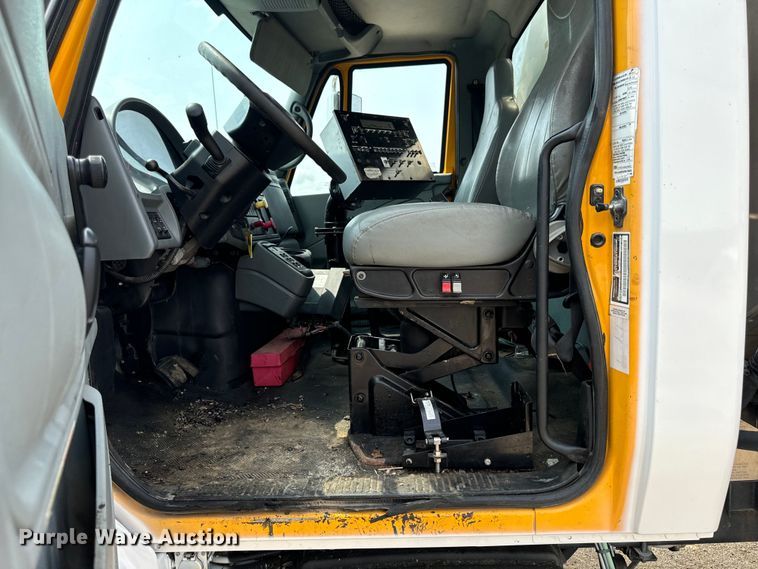 image for item EH4340 2006 International 7400  oil distributor truck