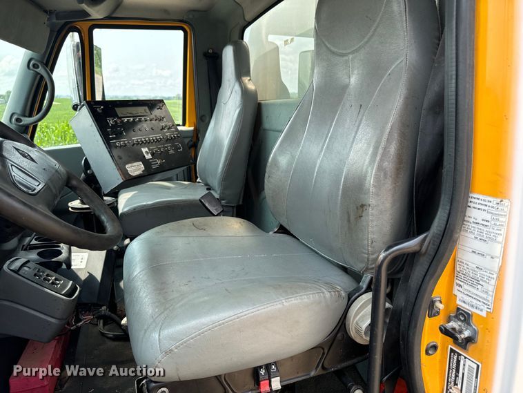 image for item EH4340 2006 International 7400  oil distributor truck