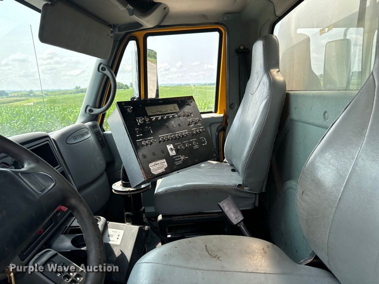 image for item EH4340 2006 International 7400  oil distributor truck