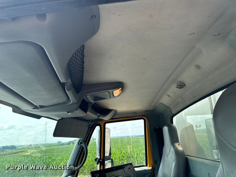 image for item EH4340 2006 International 7400  oil distributor truck