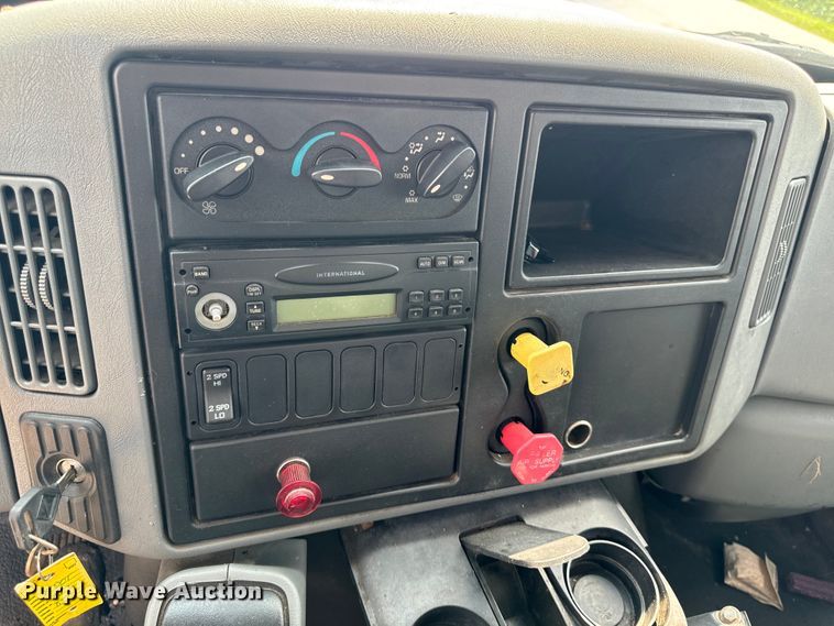 image for item EH4340 2006 International 7400  oil distributor truck