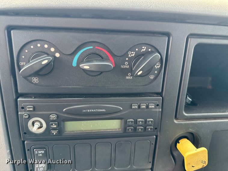 image for item EH4340 2006 International 7400  oil distributor truck