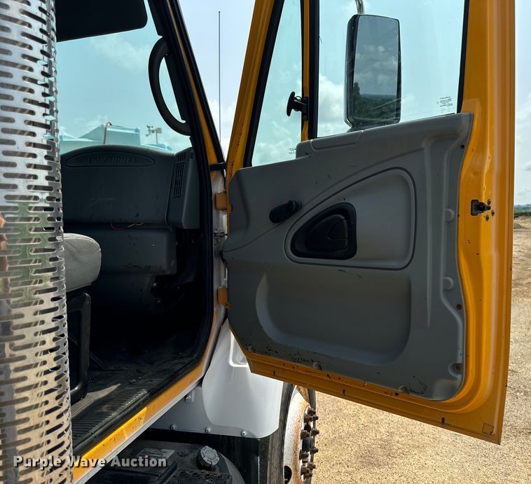 image for item EH4340 2006 International 7400  oil distributor truck