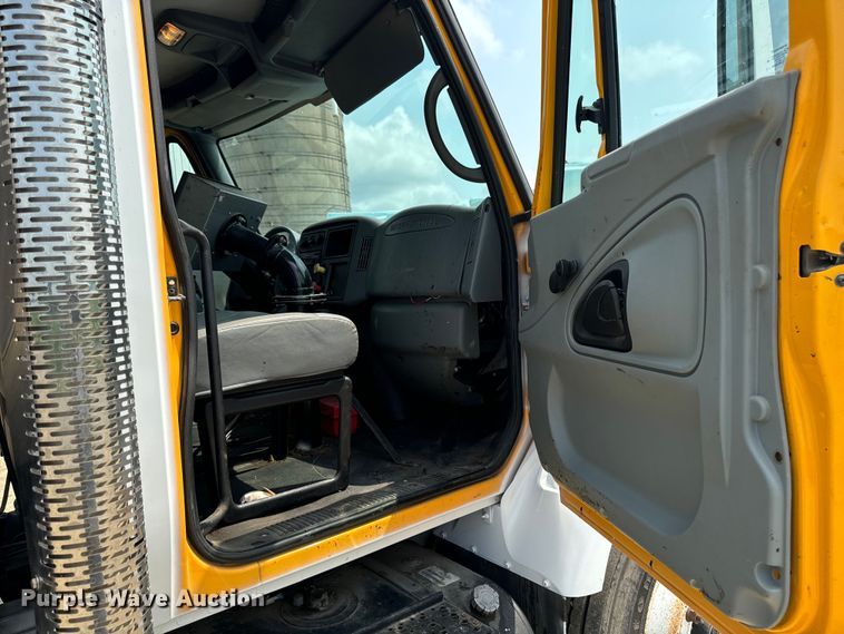 image for item EH4340 2006 International 7400  oil distributor truck