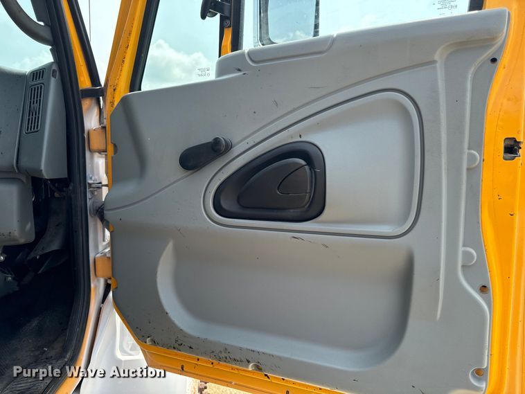 image for item EH4340 2006 International 7400  oil distributor truck