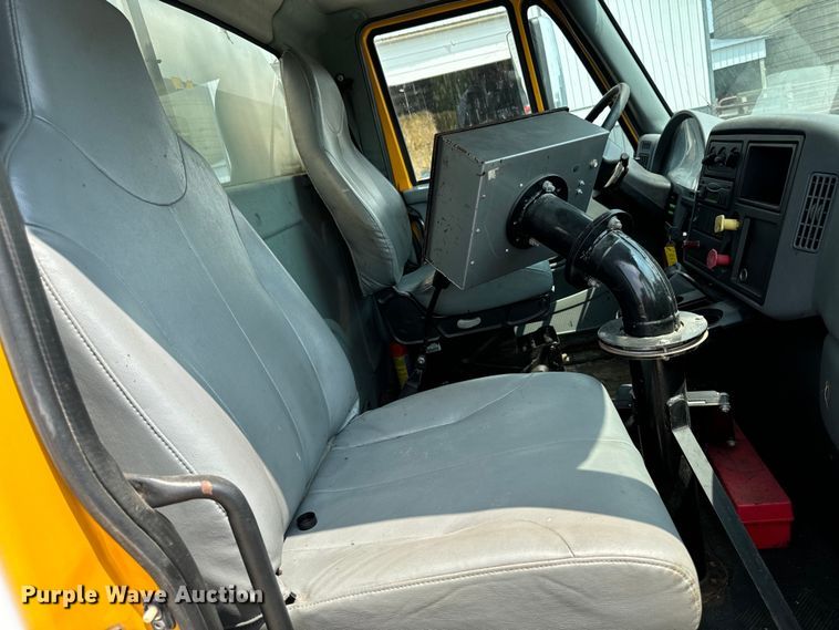 image for item EH4340 2006 International 7400  oil distributor truck