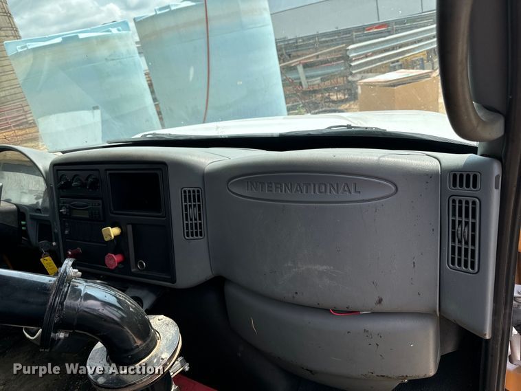 image for item EH4340 2006 International 7400  oil distributor truck