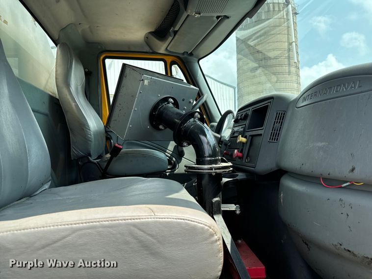 image for item EH4340 2006 International 7400  oil distributor truck