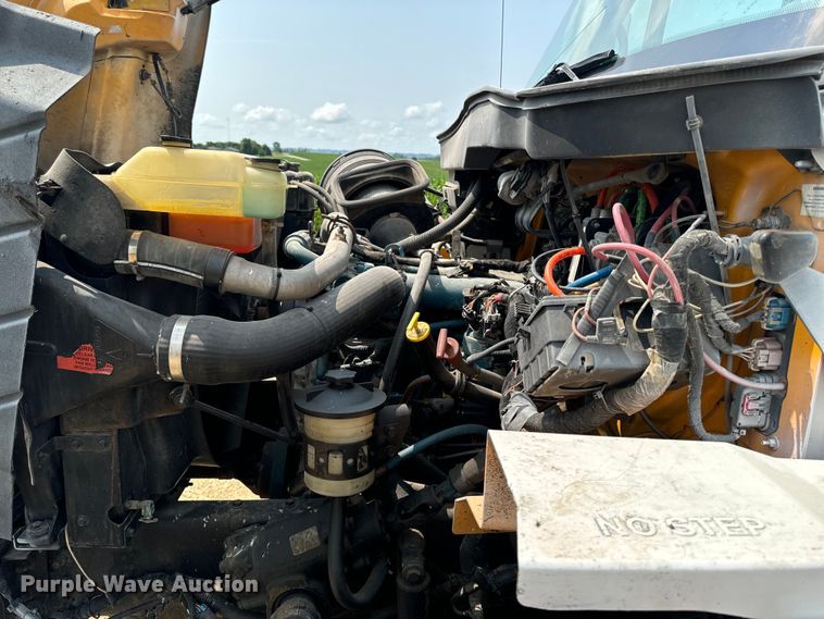 image for item EH4340 2006 International 7400  oil distributor truck