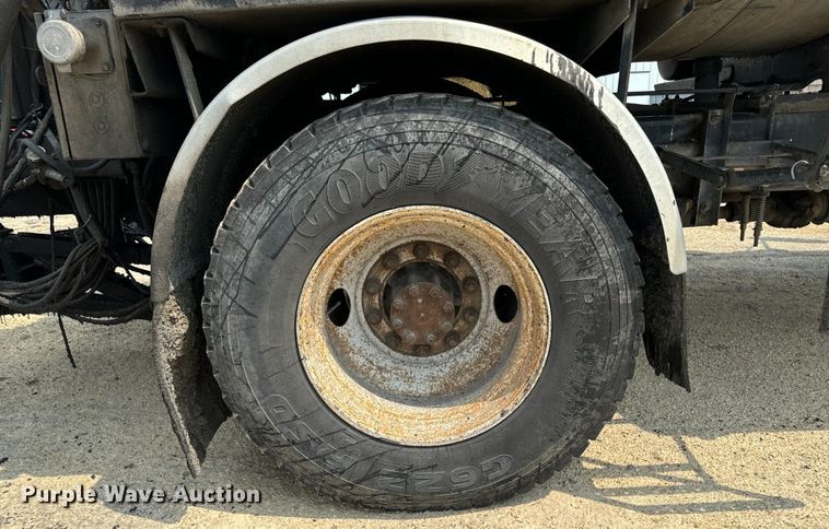 image for item EH4340 2006 International 7400  oil distributor truck