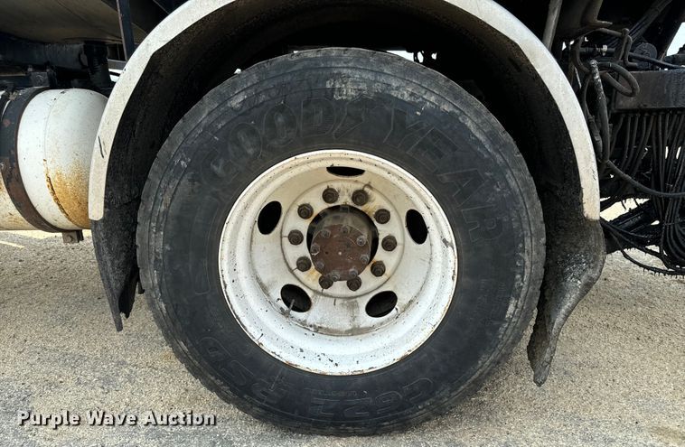 image for item EH4340 2006 International 7400  oil distributor truck