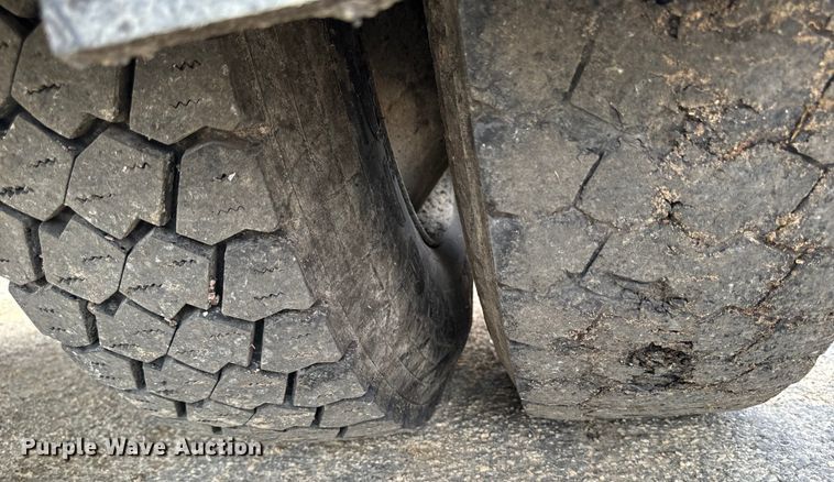 image for item EH4340 2006 International 7400  oil distributor truck