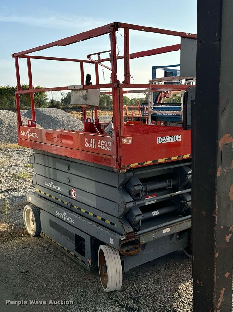 image for item EH4435 Skyjack SJ 4632 scissor lift