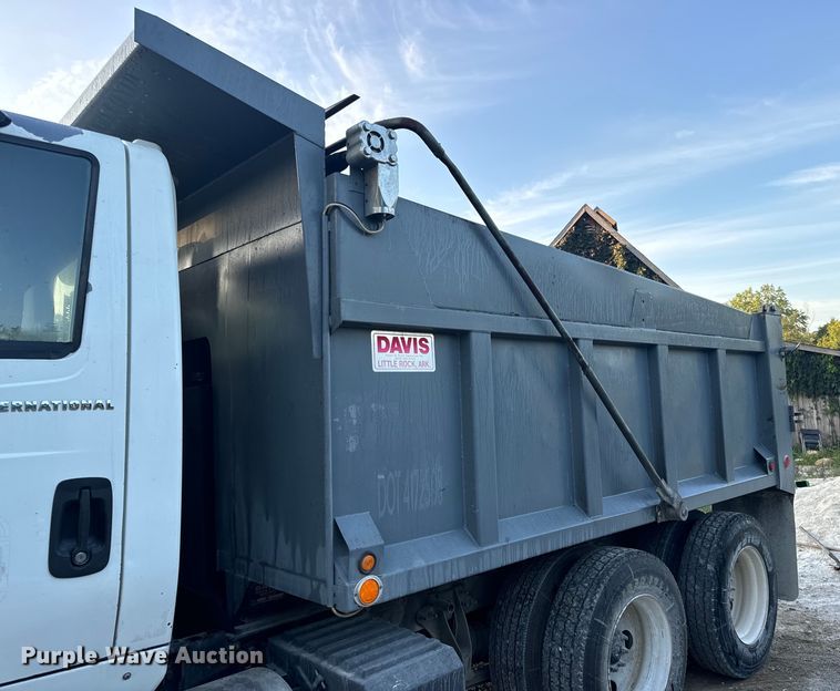 image for item EH6975 2005 International  8600 dump truck