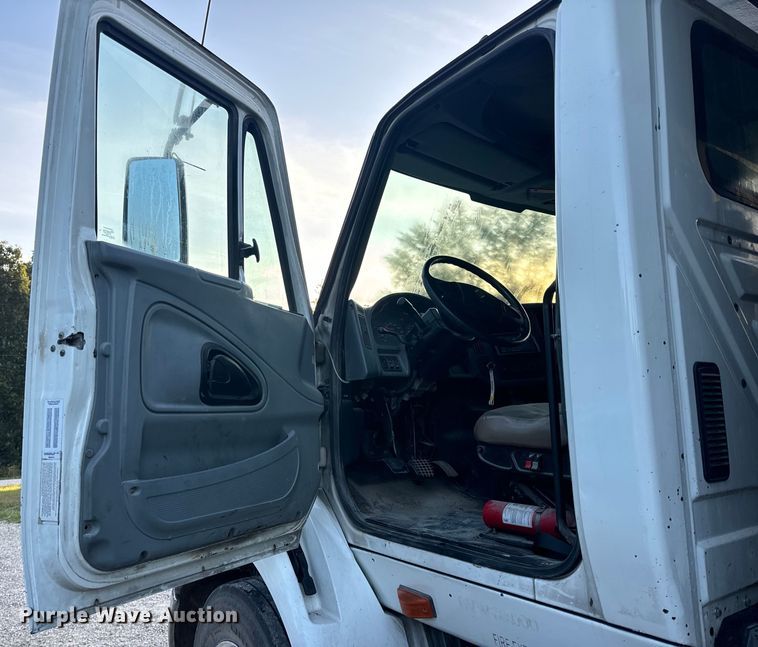 image for item EH6975 2005 International  8600 dump truck