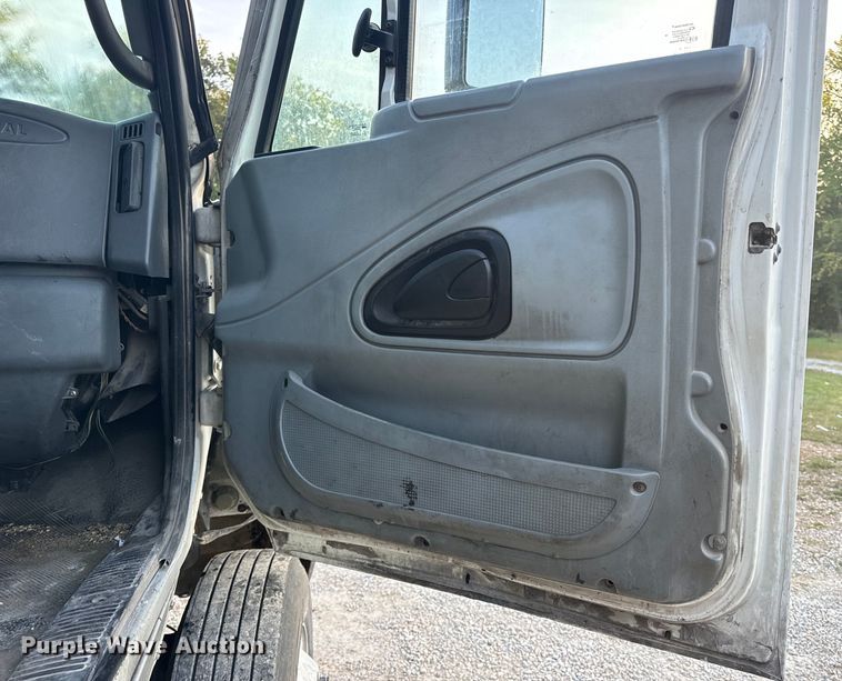 image for item EH6975 2005 International  8600 dump truck