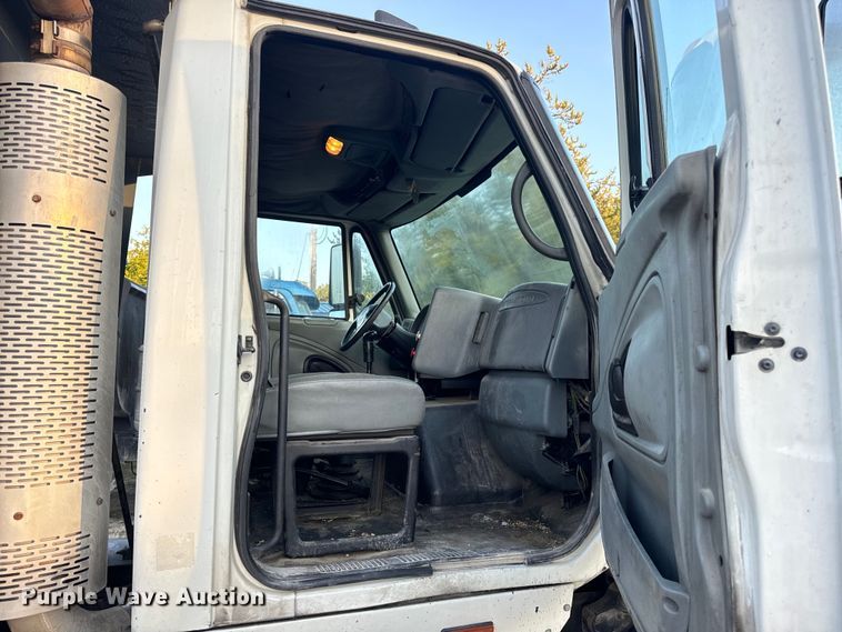 image for item EH6975 2005 International  8600 dump truck