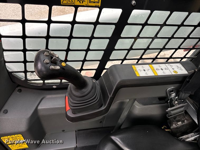 image for item EH6980 2022 Bobcat T76 R-Series tracked skid steer loader