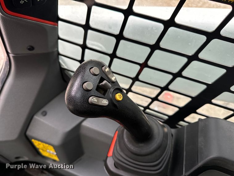 image for item EH6980 2022 Bobcat T76 R-Series tracked skid steer loader