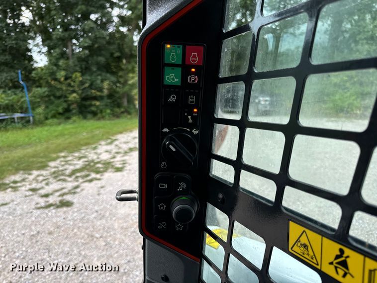 image for item EH6980 2022 Bobcat T76 R-Series tracked skid steer loader