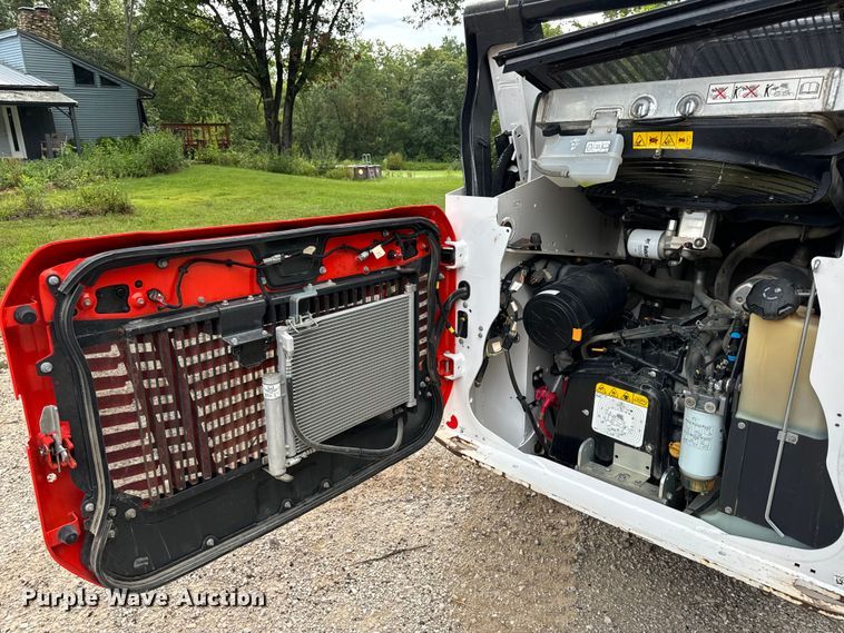 image for item EH6980 2022 Bobcat T76 R-Series tracked skid steer loader