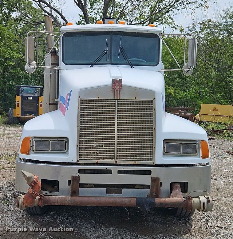 image for item EI8229 1986 Kenworth T600 water truck