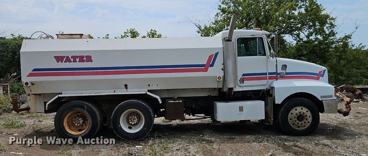 image for item EI8229 1986 Kenworth T600 water truck