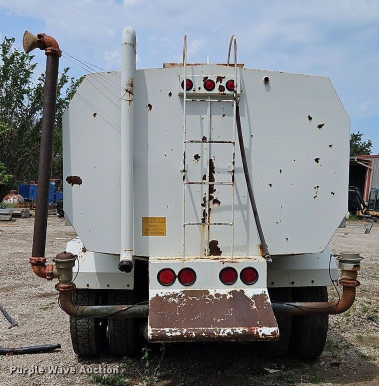 image for item EI8229 1986 Kenworth T600 water truck
