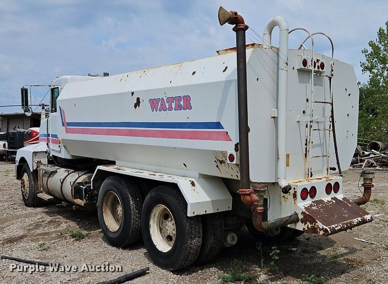 image for item EI8229 1986 Kenworth T600 water truck