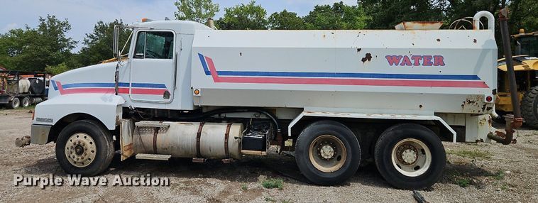 image for item EI8229 1986 Kenworth T600 water truck
