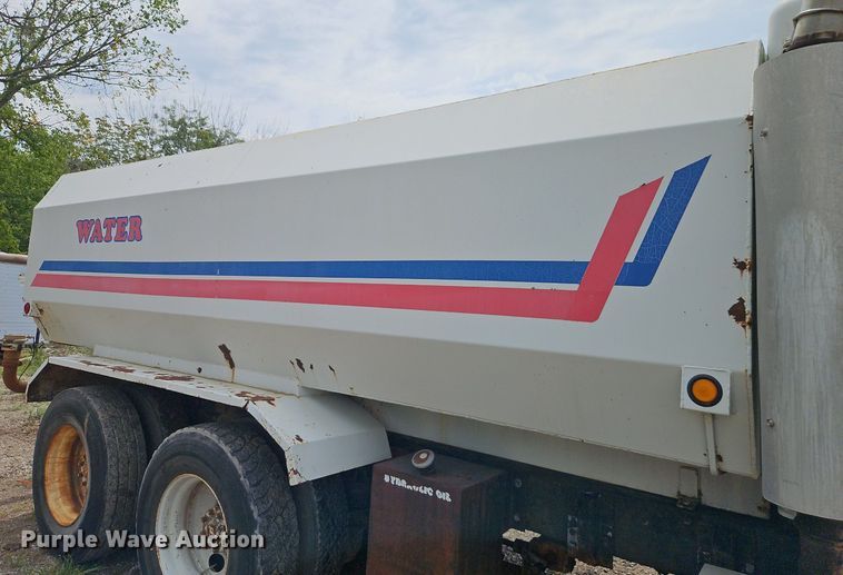 image for item EI8229 1986 Kenworth T600 water truck