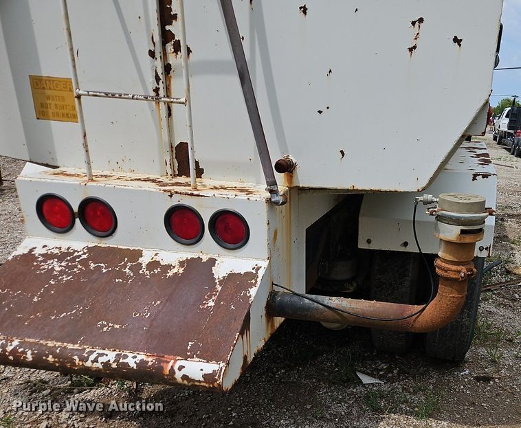 image for item EI8229 1986 Kenworth T600 water truck