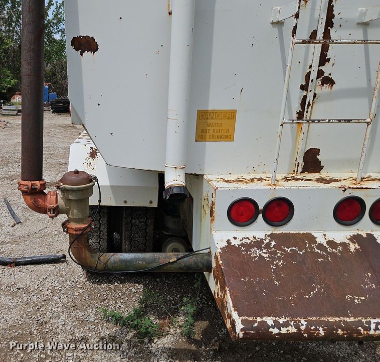 image for item EI8229 1986 Kenworth T600 water truck