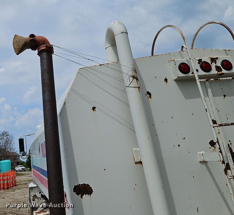 image for item EI8229 1986 Kenworth T600 water truck