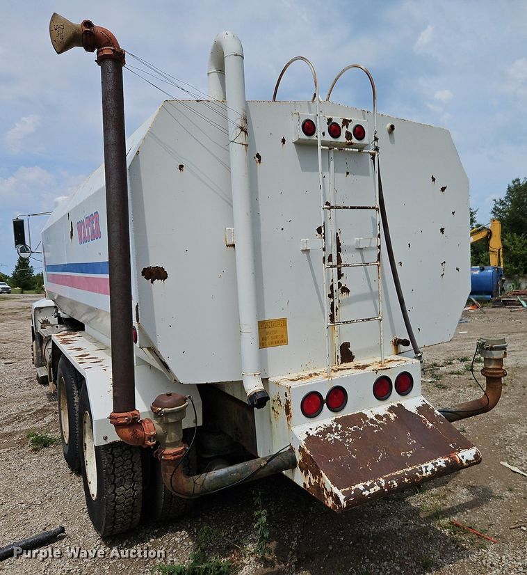 image for item EI8229 1986 Kenworth T600 water truck