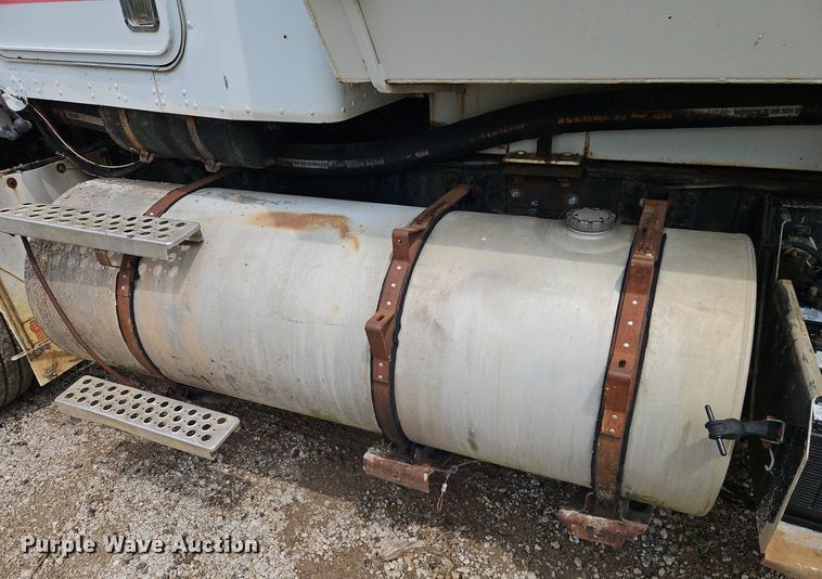 image for item EI8229 1986 Kenworth T600 water truck