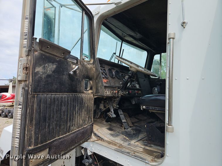 image for item EI8229 1986 Kenworth T600 water truck