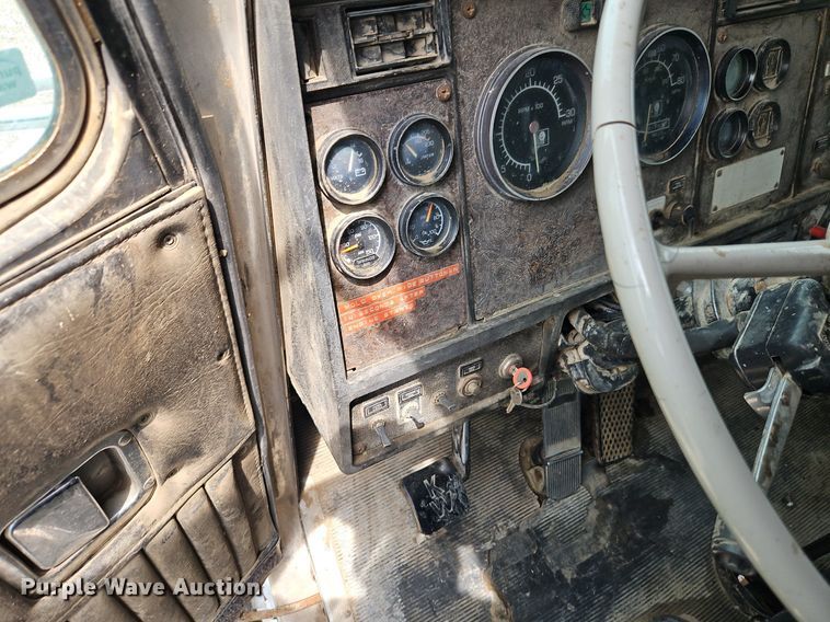 image for item EI8229 1986 Kenworth T600 water truck