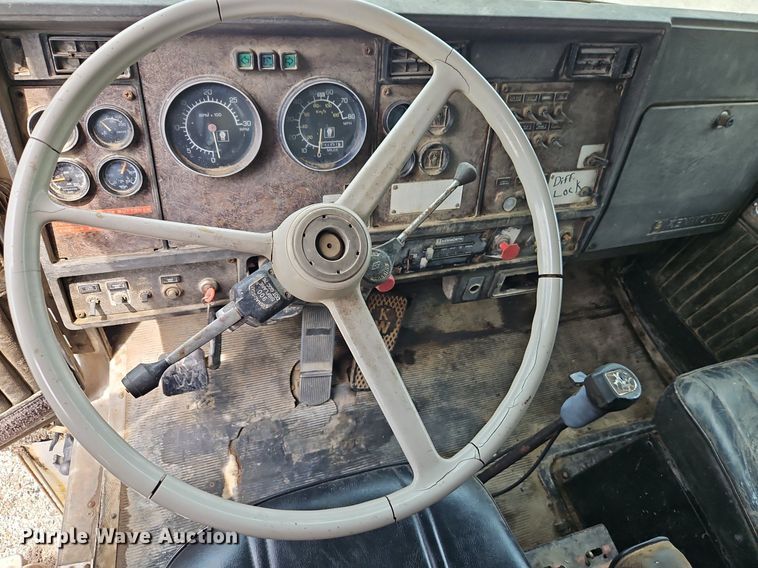 image for item EI8229 1986 Kenworth T600 water truck