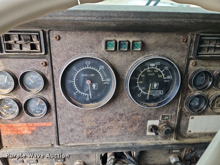 image for item EI8229 1986 Kenworth T600 water truck