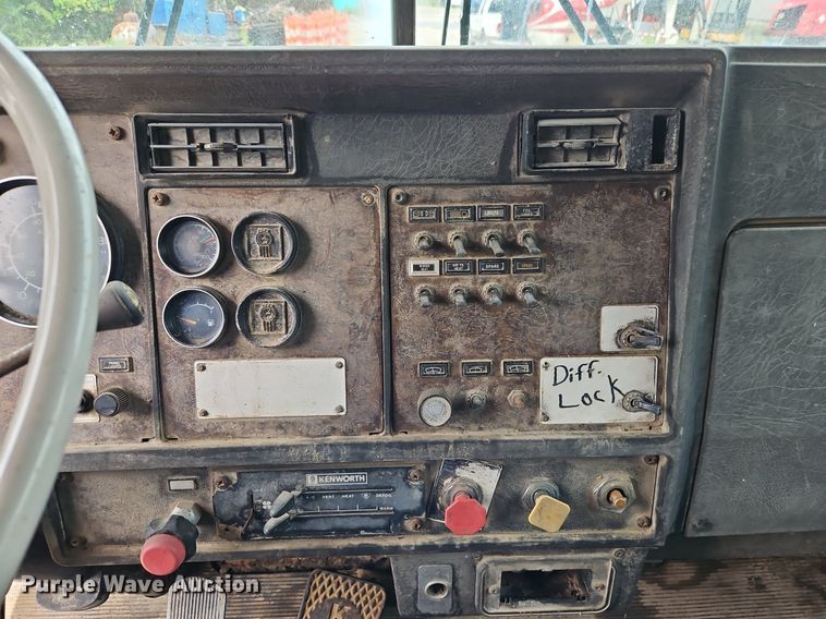 image for item EI8229 1986 Kenworth T600 water truck