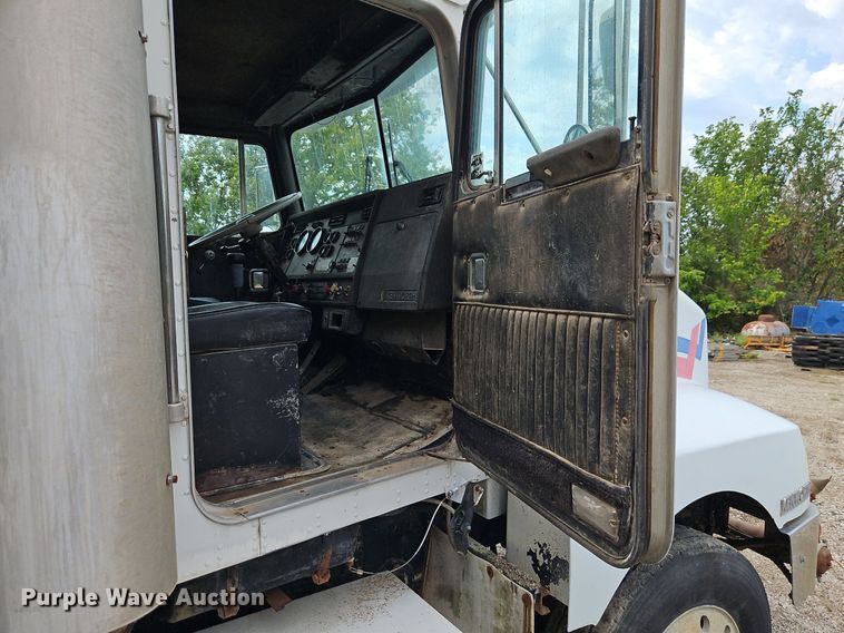 image for item EI8229 1986 Kenworth T600 water truck