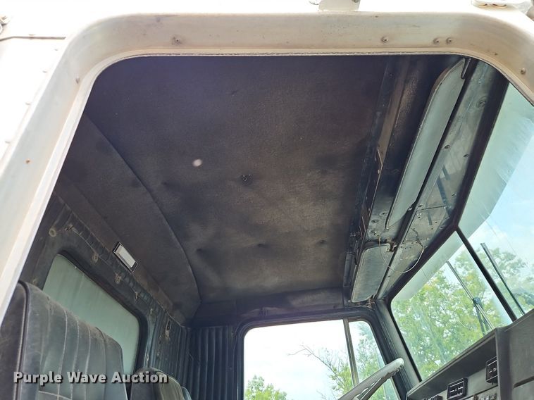 image for item EI8229 1986 Kenworth T600 water truck