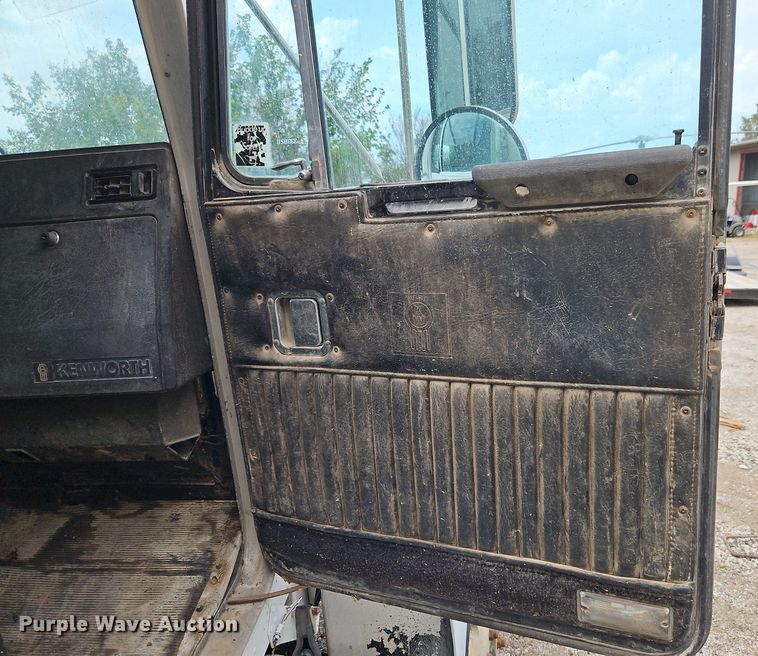 image for item EI8229 1986 Kenworth T600 water truck