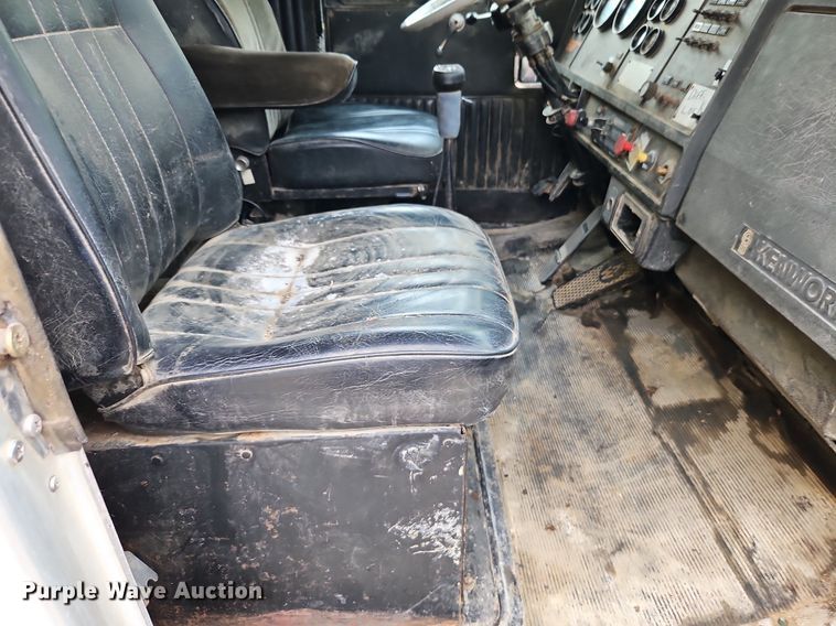 image for item EI8229 1986 Kenworth T600 water truck