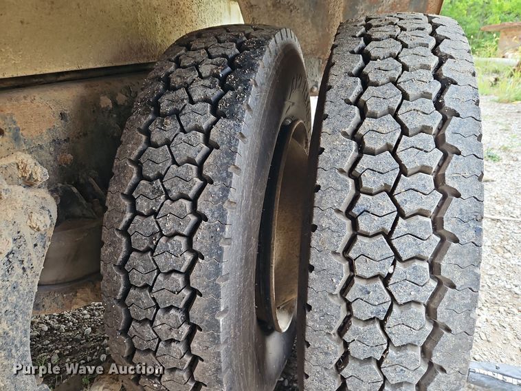 image for item EI8229 1986 Kenworth T600 water truck