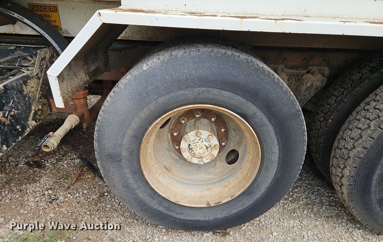 image for item EI8229 1986 Kenworth T600 water truck