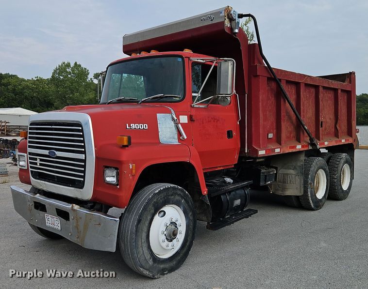 image for item EI8247 1992 Ford L9000 dump truck