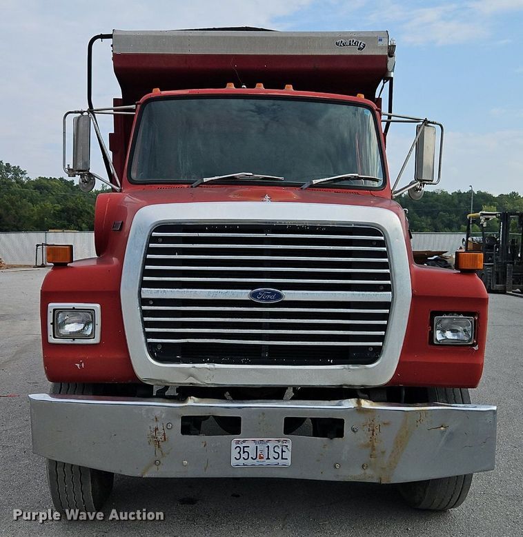image for item EI8247 1992 Ford L9000 dump truck