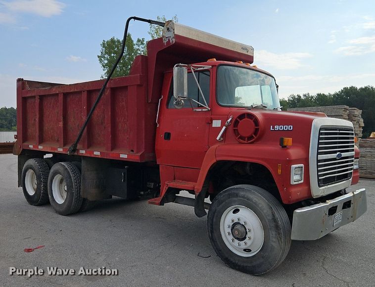 image for item EI8247 1992 Ford L9000 dump truck